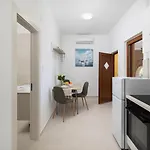 Dadic With Parking & Playground Apartament *