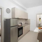 Dadic With Parking & Playground Apartament *