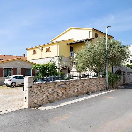 Apartman Dadic With Parking & Playground Medulin