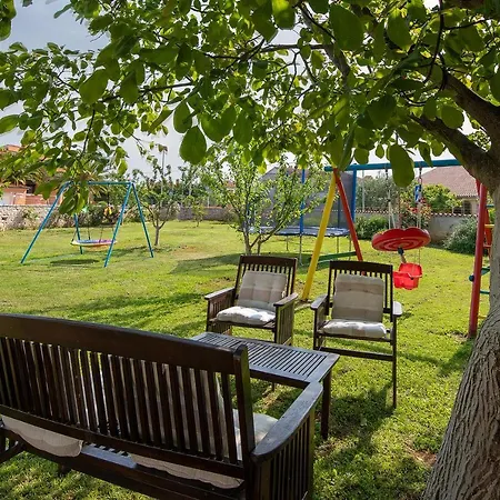 Dadic With Parking & Playground * Медулин