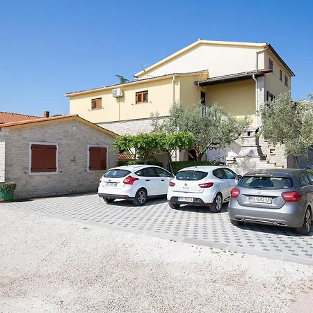 Dadic With Parking & Playground Apartman