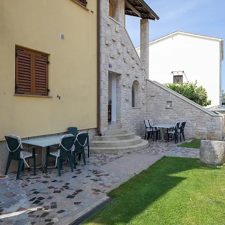 Dadic With Parking & Playground Medolino