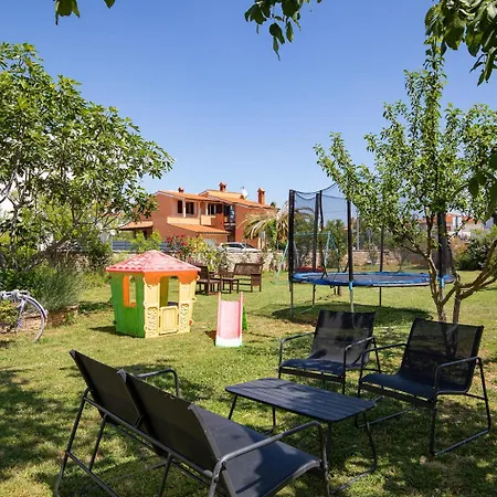Dadic With Parking & Playground Apartament Medulin