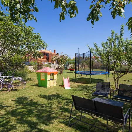 Dadic With Parking & Playground Apartament *