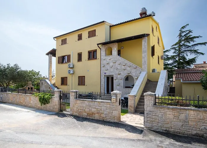 Apartman Dadic With Parking & Playground Medulin