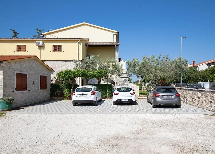 Dadic With Parking & Playground Medulin