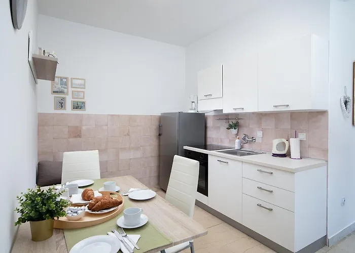 Dadic With Parking & Playground Apartman