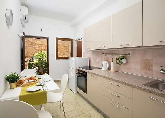 Apartman Dadic With Parking & Playground