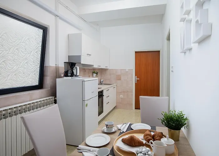 Dadic With Parking & Playground Apartman