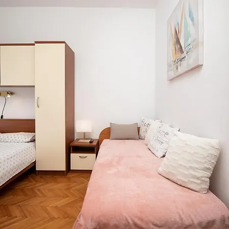 Dadic With Parking & Playground Apartment