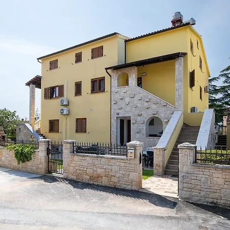 Apartman Dadic With Parking & Playground Medulin