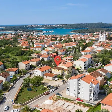 Dadic With Parking & Playground Apartment Medulin