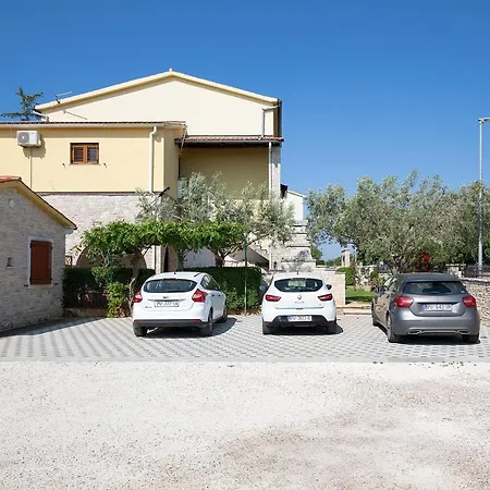 Dadic With Parking & Playground Medulin