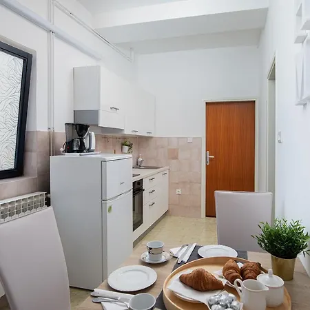 Dadic With Parking & Playground Apartment