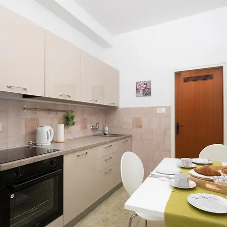 Apartment Dadic With Parking & Playground
