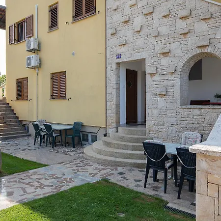 Apartment Dadic With Parking & Playground Medulin