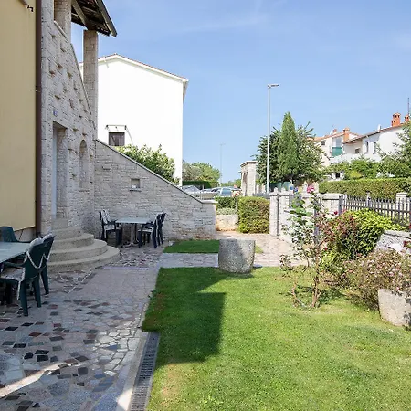 Apartment Dadic With Parking & Playground