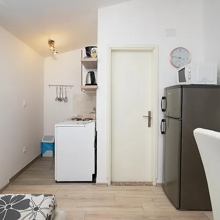 Dadic With Parking & Playground Apartment