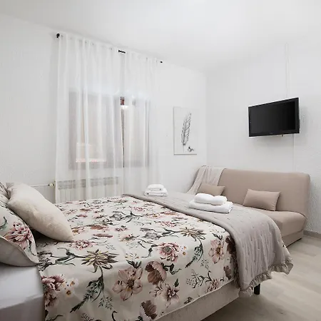 Dadic With Parking & Playground Apartment Medulin