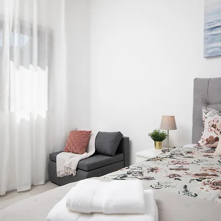 Dadic With Parking & Playground Apartment Medulin